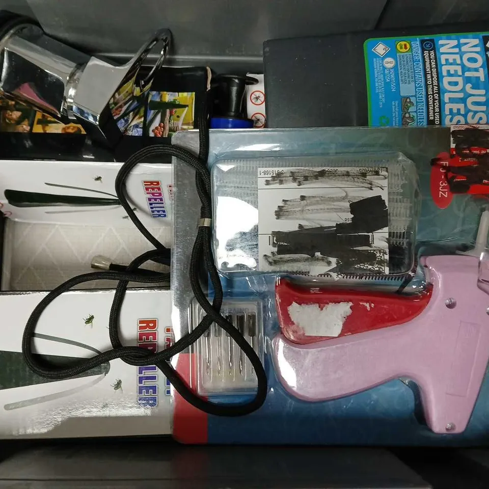 APPROXIMATELY 12 ASSORTED HOUSEHOLD ITEMS TO INCLUDE FAN FLY REPELLER, 1PCS TAGGING GUN, INSECT SCREEN, ETC