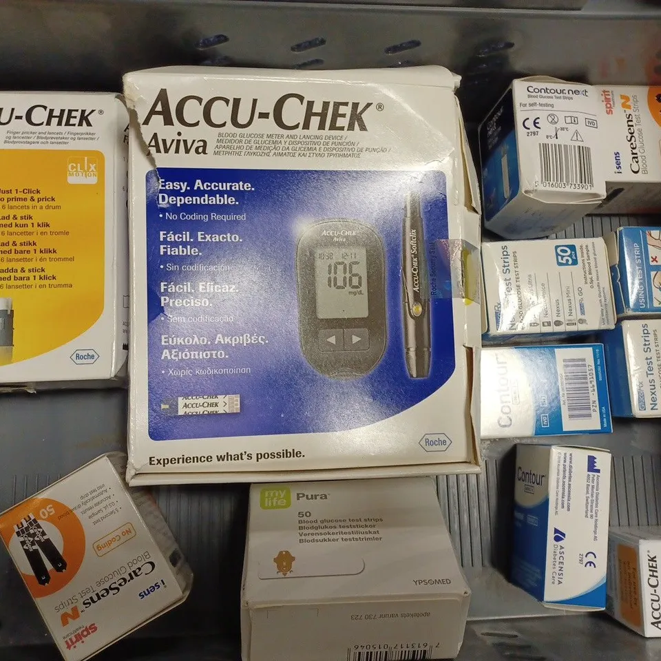 APPROXIMATELY 12 ASSORTED BLOOD GLUCOSE TESTING PRODUCTS TO INCLUDE ACCU-CHEK AVIVA METER AND LANCING DEVICE, ACCU-CHEK FASTCLIX FINGER PRICKER, PURA TEST STRIPS, CARSENS N TEST STRIPS ETC. 