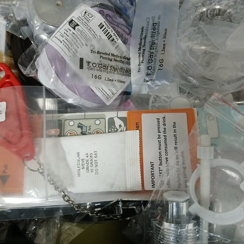 APPROXIMATELY 10 ASSORTED ITEMS TO INCLUDE - LIVING 3 IN 1 PORTABLE DAYLIGHT LAMP , ELECTRICAL PVC TAPE , POSCA LIGHT BLUE ETC