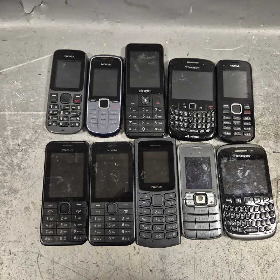 APPROXIMATELY 10 ASSORTED PHONES TO INCLUDE BLACKBERRY CURVE, NOKIA 3109C, ALCATEL 3088X, ETC