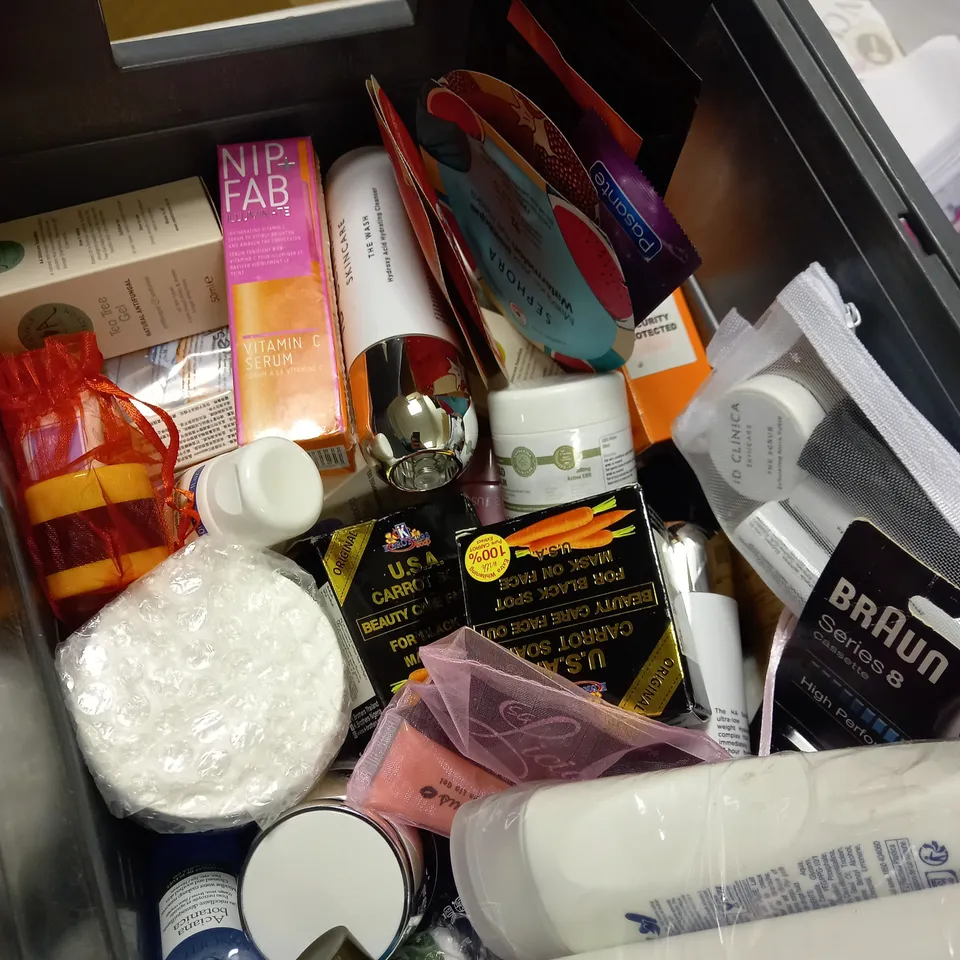 ASSORTMENT OF BEAUTY PRODUCTS APPROX. 30 ITEMS 