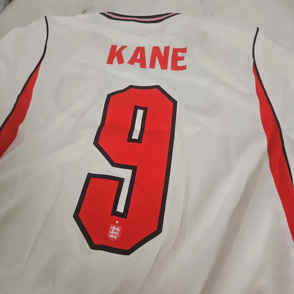 ENGLAND FOOTBALL SHIRT – KANE 9, WHITE NIKE HOME/AWAY STYLE (UK S)