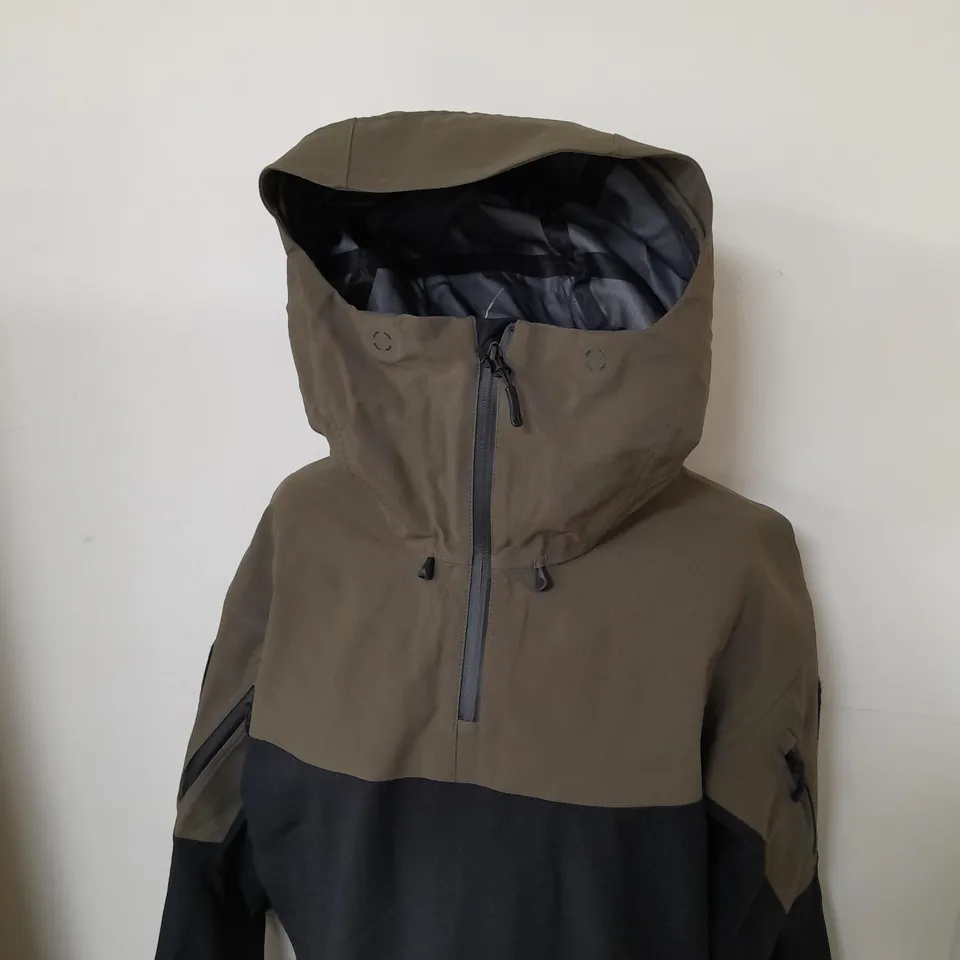 THRUDARK 1/4 ZIPPED COAT SIZE UNSPECIFIED