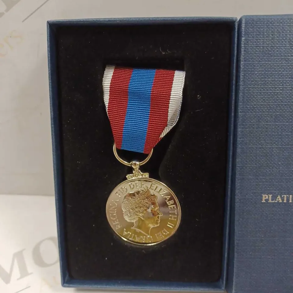 LOT TO CONTAIN 7 X ASSORTED COLLECTORS COMMEMORATIVE COINS, RANGING FROM THE ROYAL FAMILY TO HARRY POTTER