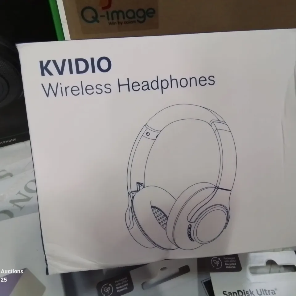 BOX CONTAINING LARGE AMOUNT OF BOXED ELECTRICAL ITEMS TO INCLUDE: HEADPHONES, PHONE SCREEN PROTECTORS, KIDS LAMP, INK CARTRIDGES, PHONE CASES, CHARGING CABLES AND LOTS MORE 