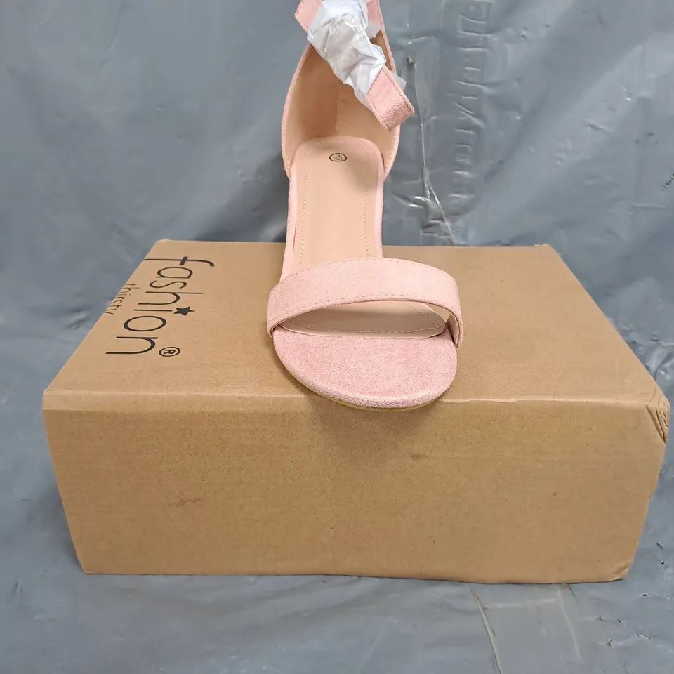 BOXED PAIR OF UNBRANDED OPEN TOE BLOCK HEEL SANDALS IN PINK SIZE 3
