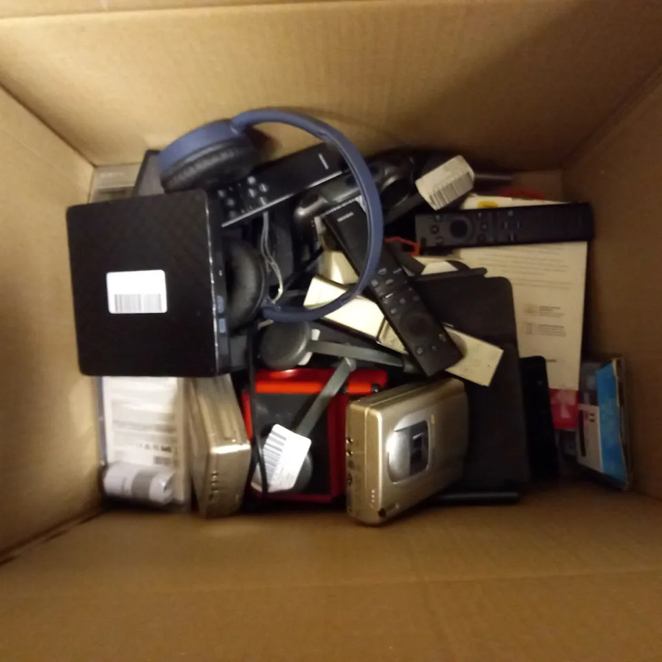 APPROXIMATELY 20 ASSORTED ELECTRICAL ITEMS TO INCLUDE MOTOROLA TALKER T8, 5000MAH POWERBANK, JBL G03J, ETC