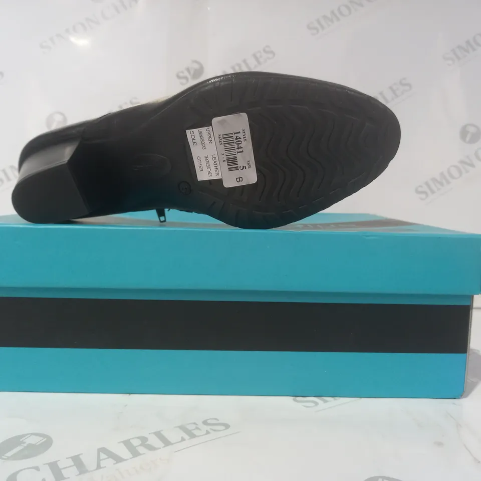BOXED PAIR OF COMFORT PLUS WIDE FIT LUCIA SZ LOW BLOCK HEEL SHOES IN BLACK SIZE 5
