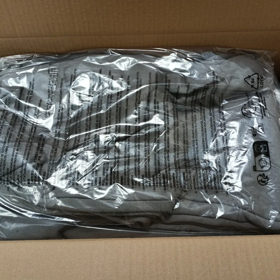 APPROXIMATELY 8 ASSORTED CLOTHING ITEMS IN VARIOUS SIZES, COLOURS & STYLES TO INCLUDE SHORT SLEEVE T-SHIRT , SUPER BAGGY TRACKPANTS 