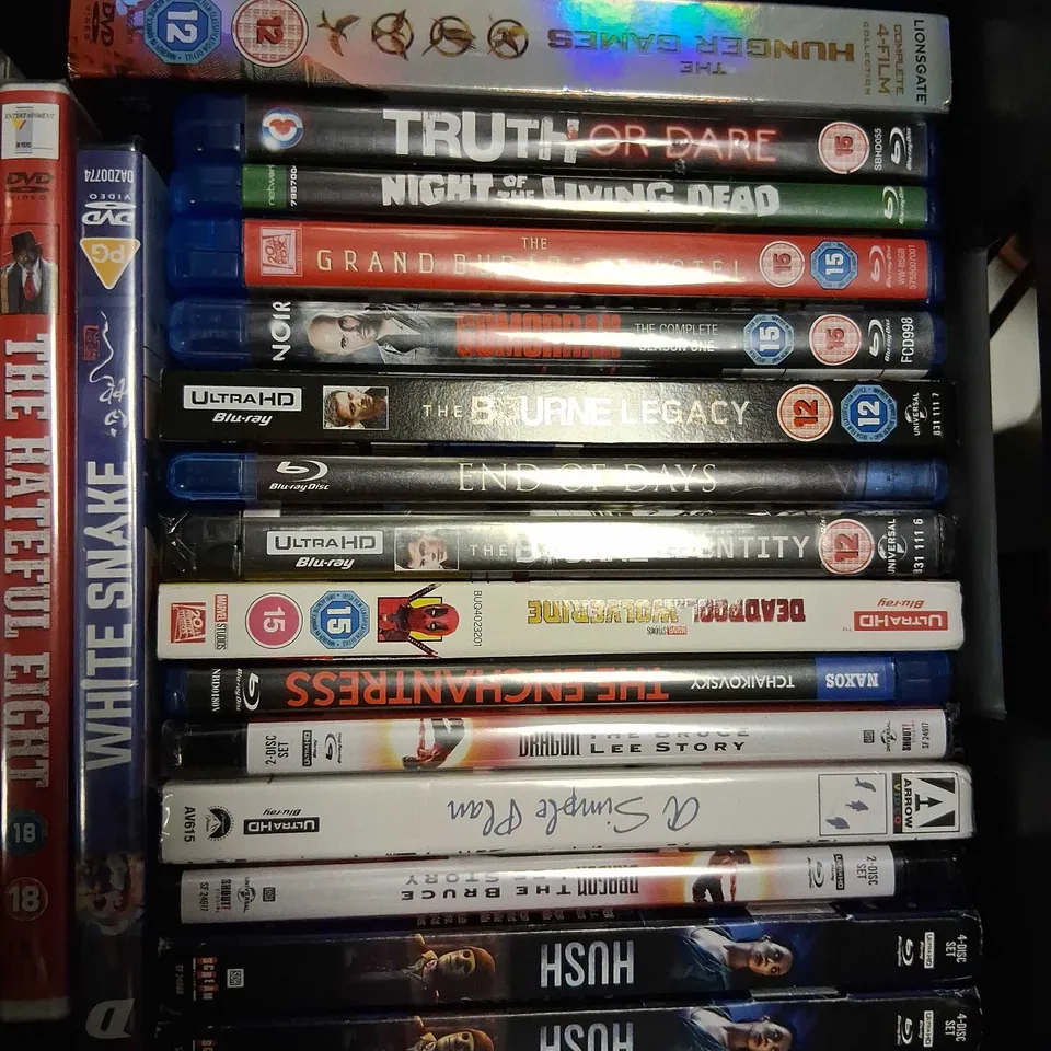 APPROXIMATELY 25 ASSORTED DVDS. BLU-RAYS AND BOX SETS TO INCLUDE; SAW IV, LEWIS, END OF DAYS, THE HUNGER GAMES AND BETTLEJUICE BEETLEJUICE