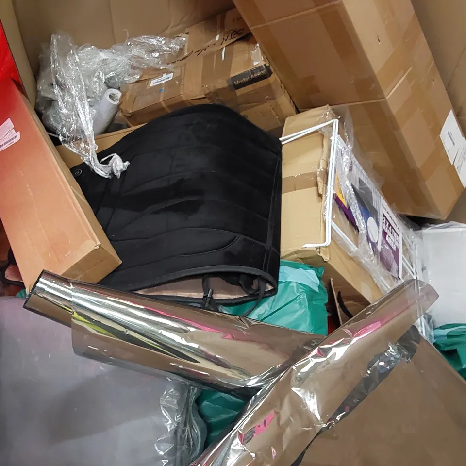PALLET OF ASSORTED ITEMS INCLUDING: MIRROR, MEMORY FOAM MATTRESS TOPPER, MEMORY FOAM PILLOWS, FLOOR MAT