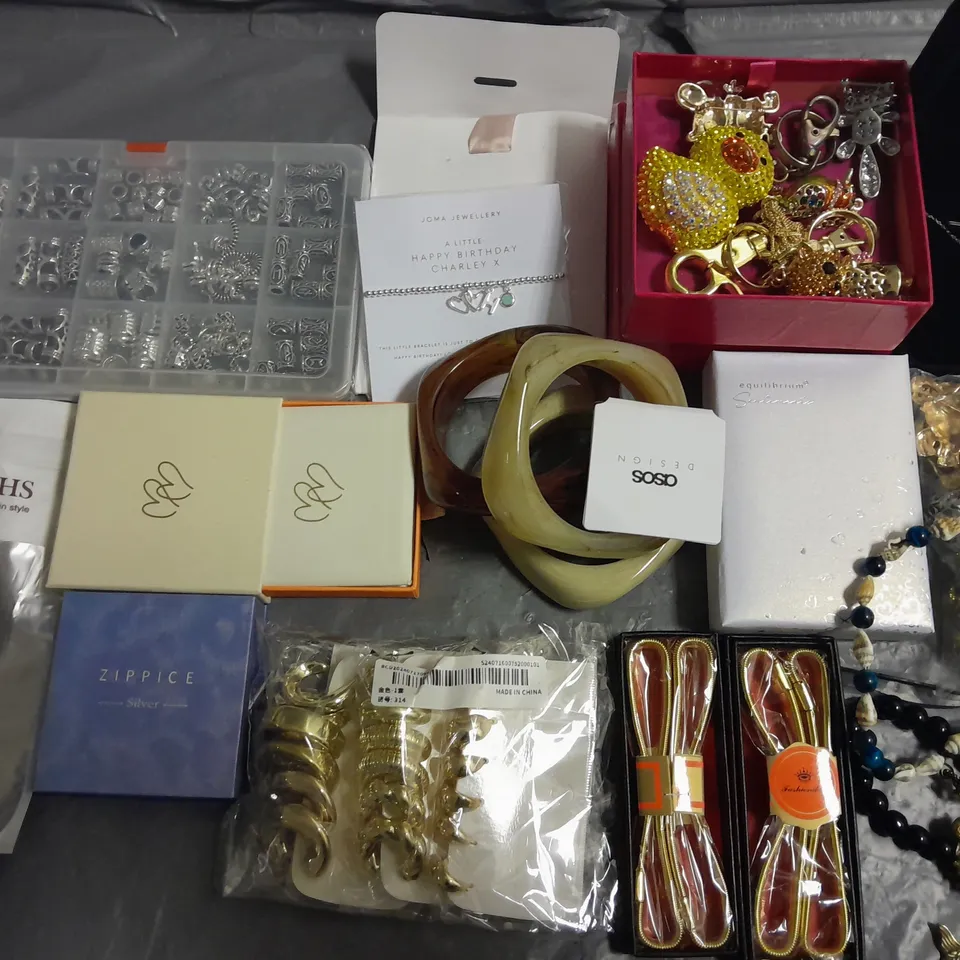 LOT OF ASSORTED JEWELLERY ITEMS TO INCLUDE BRACELETS, CHARMS NECKLACES AND EARRINGS