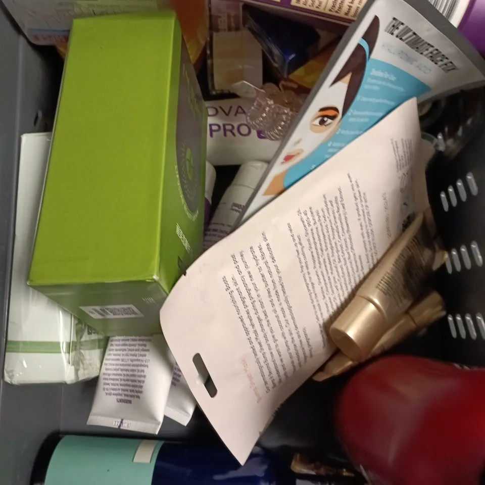 APPROXIMATELY 15 ASSORTED HEALTH & BEAUTY PRODUCTS TO INCLUDE AUSSIE CONDITIONER, BUMP SHEET MASK, BEAUTY LOTION ETC 