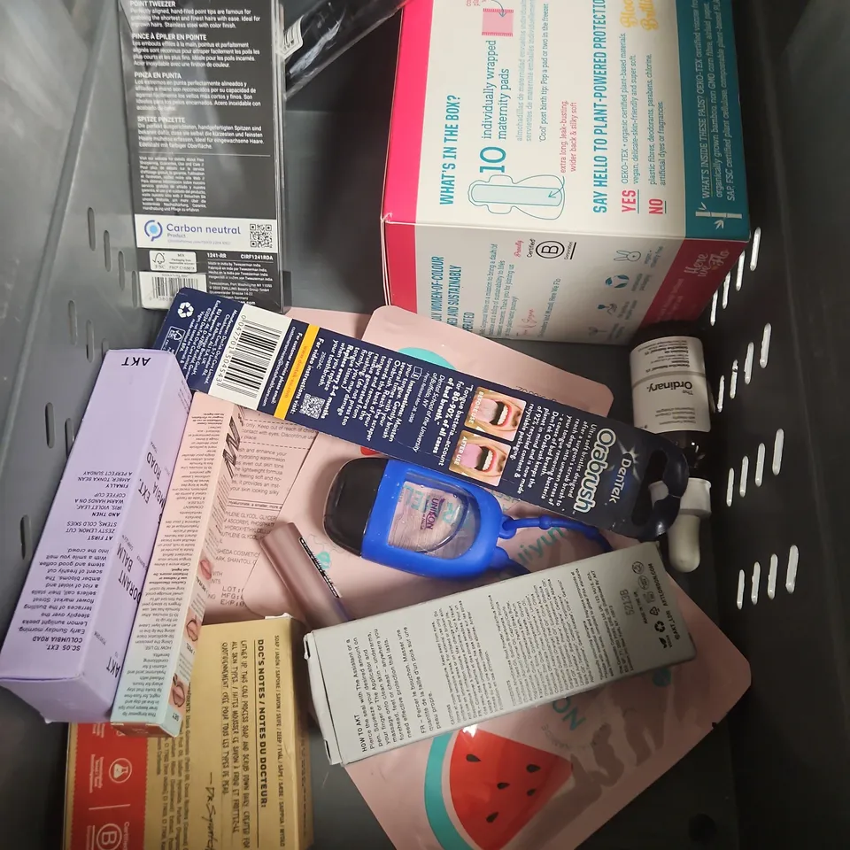 APPROXIMATEY 20 ASSORTED HEALTH AND BEAUTY PRODUCTS TO INCLUDE - SHEGLAM WONKA BAR PALETTE - BED HEAD THICKENING CREAM - CHELSEA LABORATORY NIGHT FORMULA - ETC