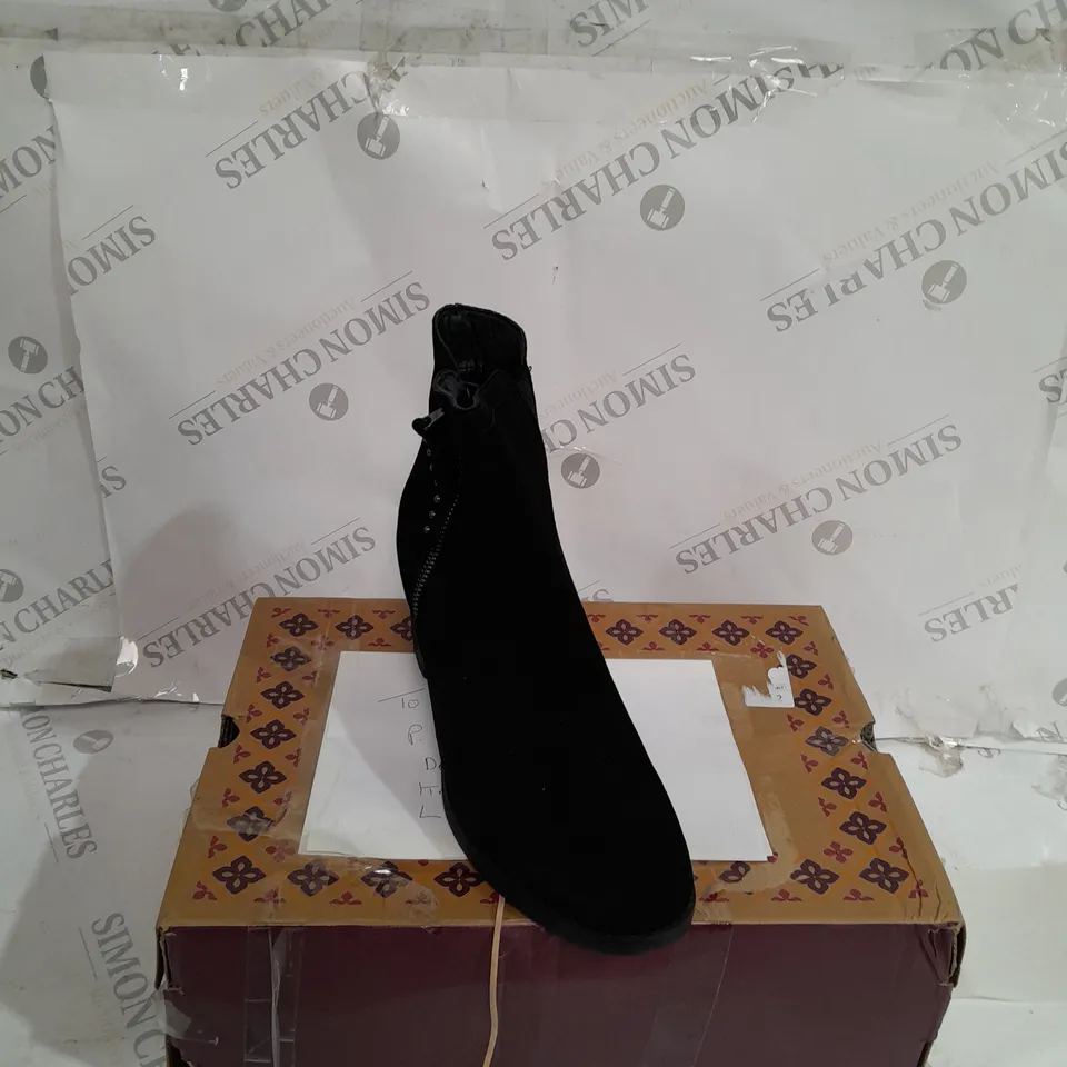 BOXED SKECHERS TAXI ZIP BOOTIES, BLACK - SIZE 7