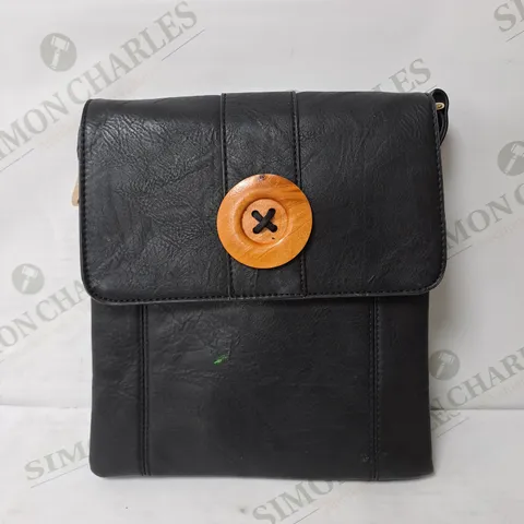DESSIE BIG BUTTON OPEN POUCH BAG IN BLACK