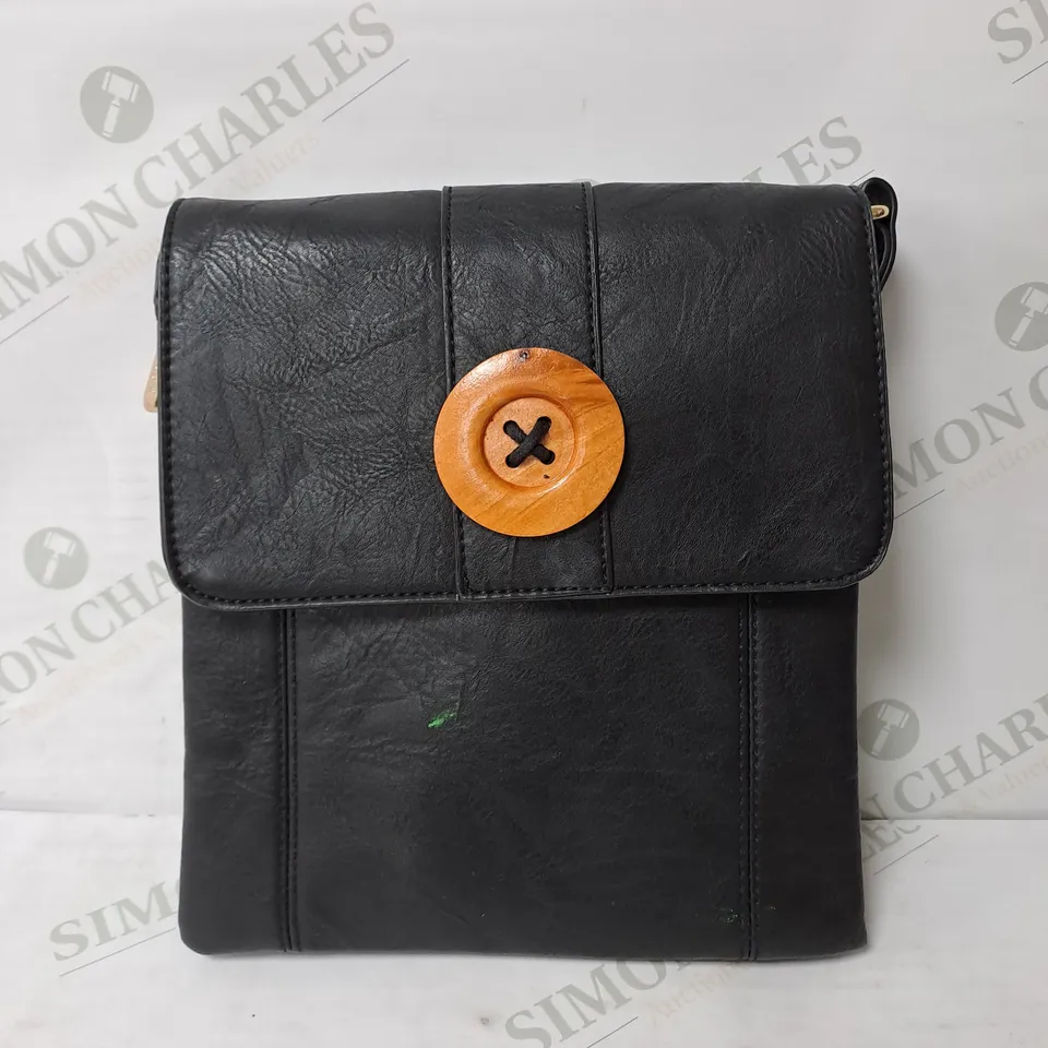 DESSIE BIG BUTTON OPEN POUCH BAG IN BLACK