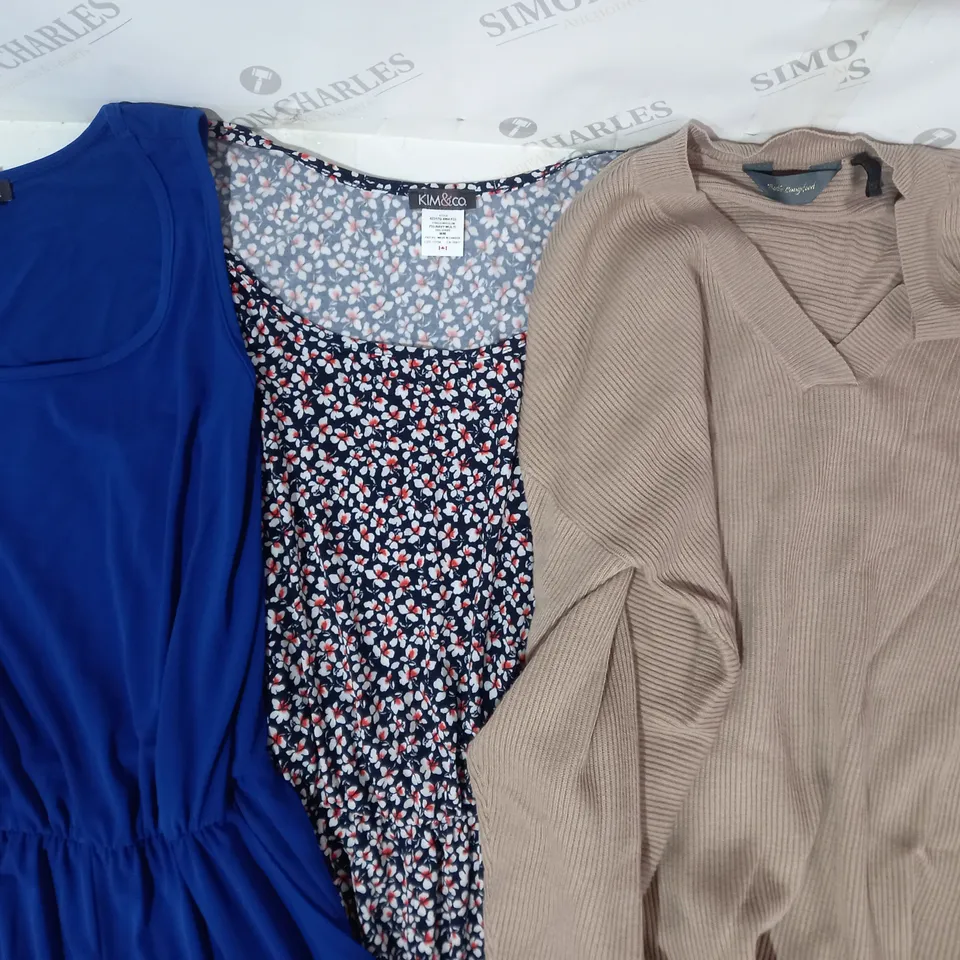 BOX OF APPROXIMATELY 10 ASSORTED CLOTHING ITEMS IN VARIOUS STYLES AND SIZES TO INCLUDE KIM & CO, ETC