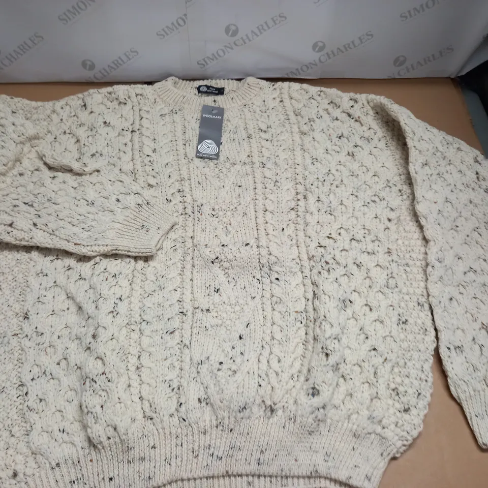 LOT OF 10 AS NEW PURE NEW WOOL KNITTED CREW JUMPERS IN ECRU - ALL L