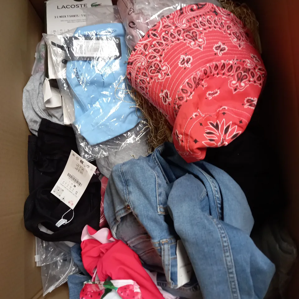 BOX OF APPROXIMATELY 25 ASSORTED CLOTHING ITEMS TO INCLUDE - BAG, SWIMSUIT, TOPS ETC