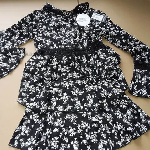 BOOHOO HIGH NECK FLORAL TIERED SKATER DRESS - 10