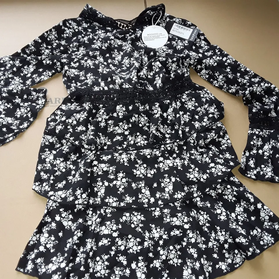 BOOHOO HIGH NECK FLORAL TIERED SKATER DRESS - 10