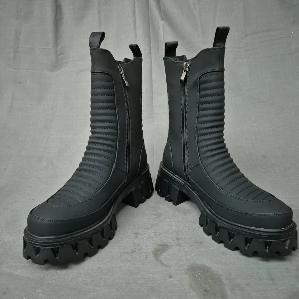 BOXED PAIR OF KOI VADER PADDED CROFT BOOTS IN BLACK UK SIZE 4