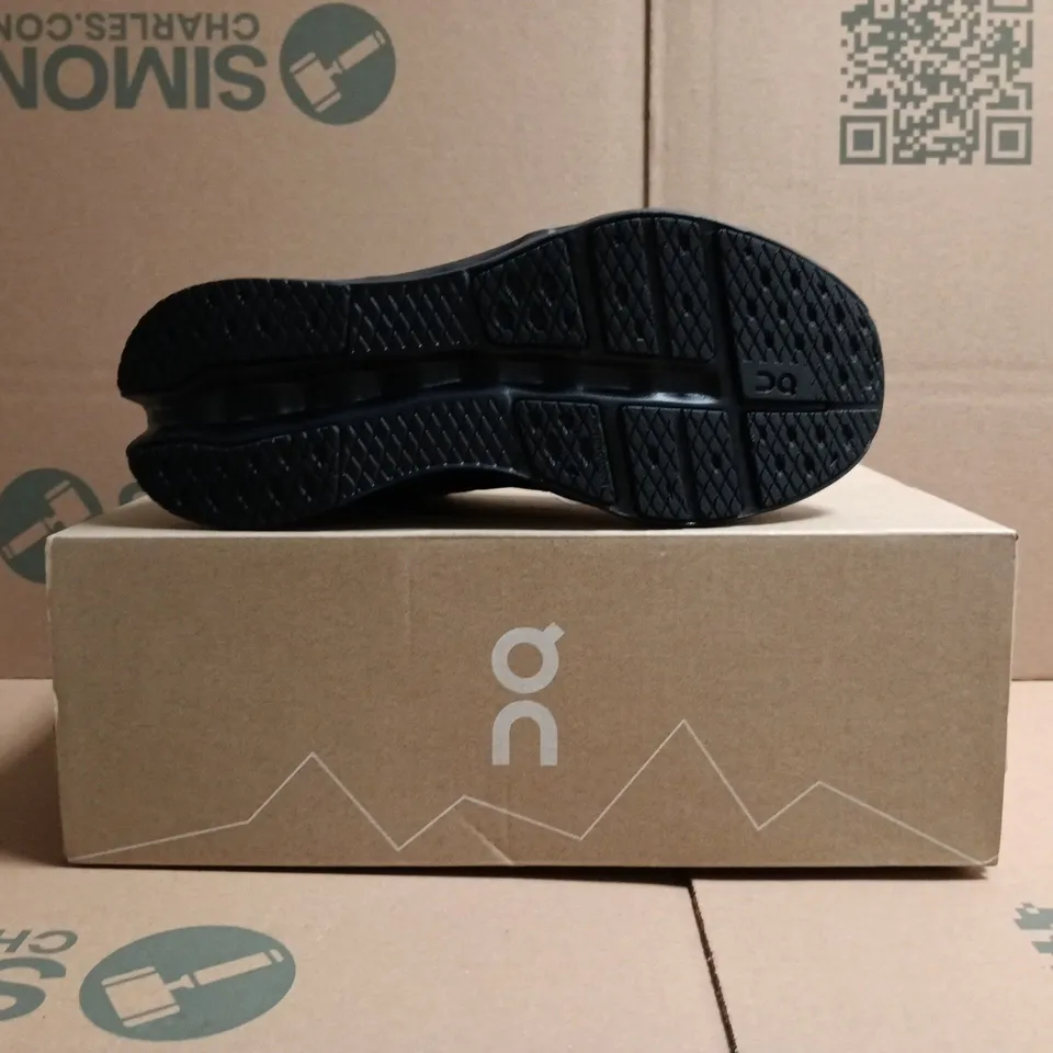 BOXED PAIR OF ON CLOUDSURFER YOUTH TRAINERS IN BLACK/ALLOY SIZE UK 5.5