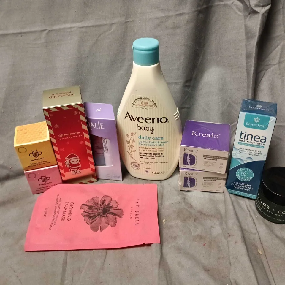 APPROXIMATELY 15 ASSORTED HEALTH & BEAUTY PRODUCTS TO INCLUDE TINEA TREATMENT CREAM, CAUDALIE DUO, HONEYBALM, ETC