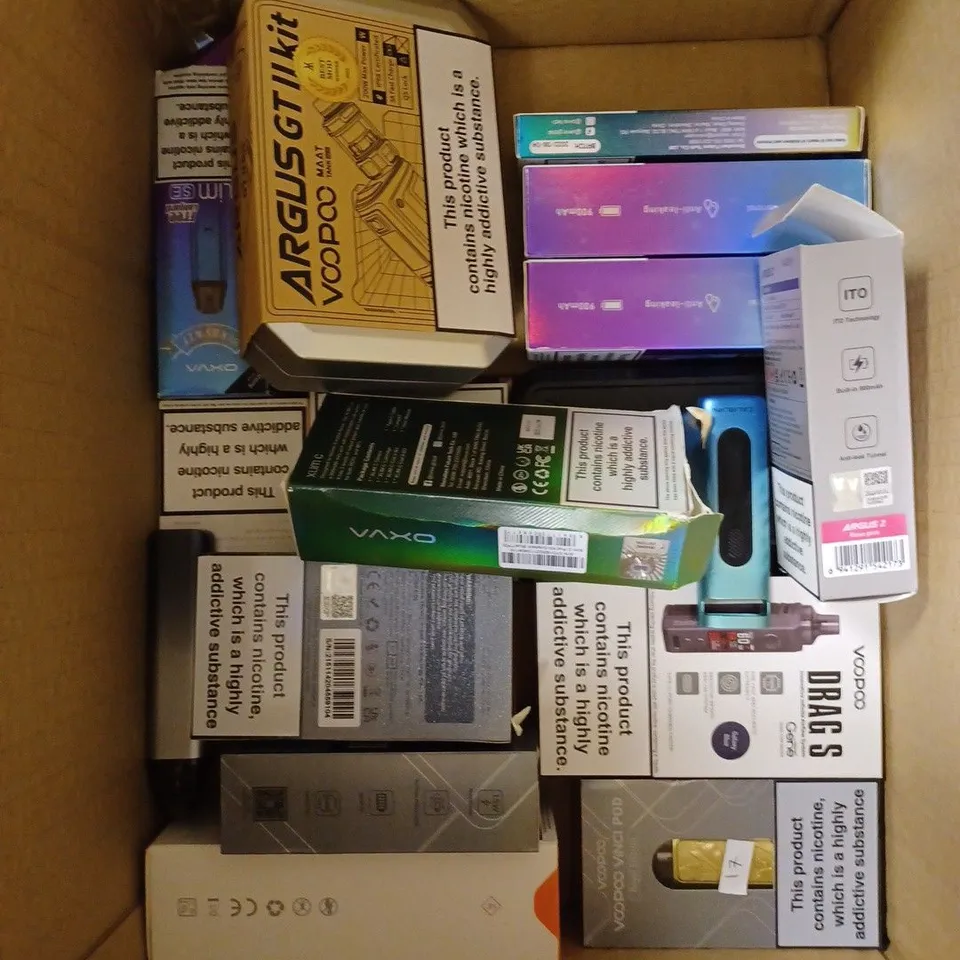 BOX OF APPROXIMATELY 30 E-CIGARETTE PRODUCTS TO INCLUDE VAPORESSO XROS3, VOOPOO DRAG S, GEEKVAPE OBELISK 54 ETC