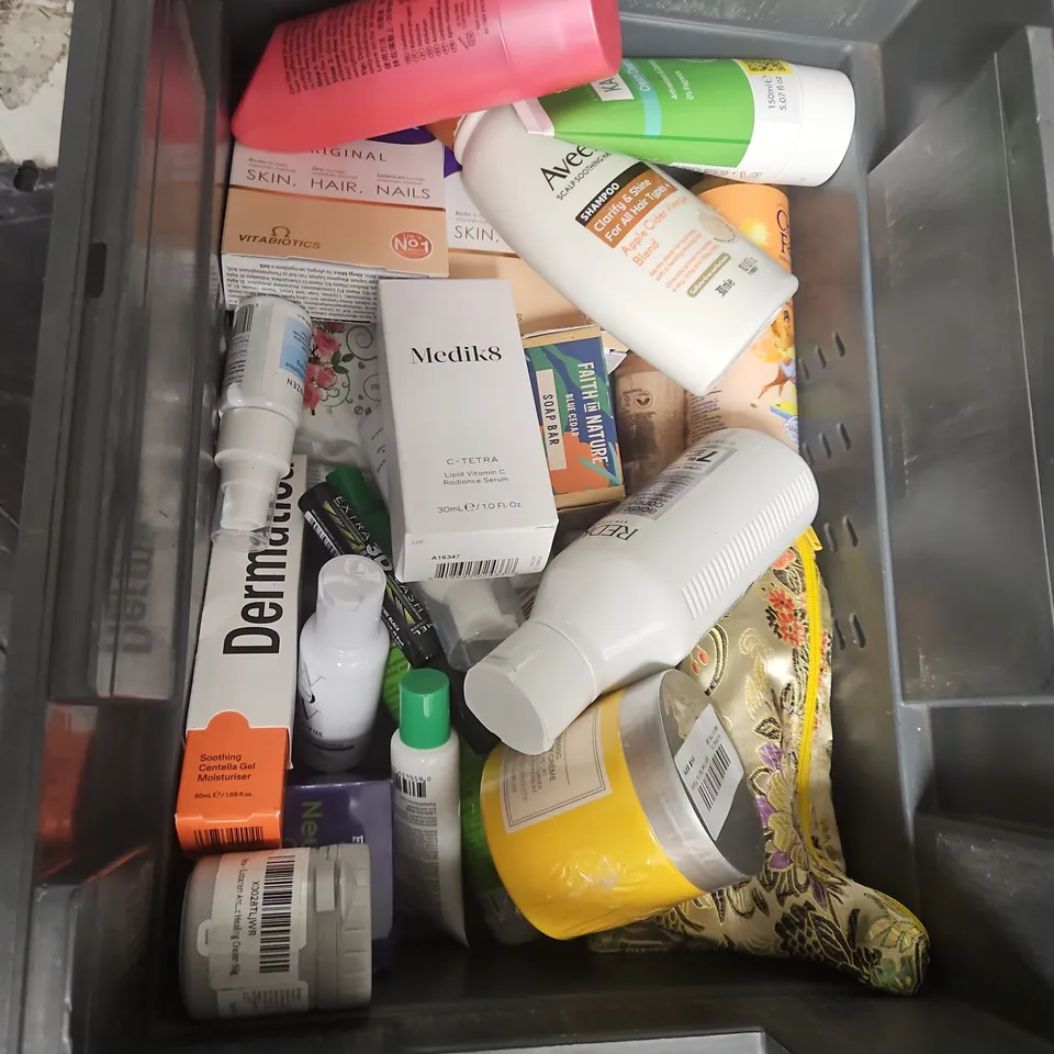 MEDIK8 C-TETRA VITAMIN C SERUM, 30ML – FACIAL SKIN CARE + ASSORTED BEAUTY ITEMS AND APPROXIMATELY 20 ITEMS OF COSMETICS .