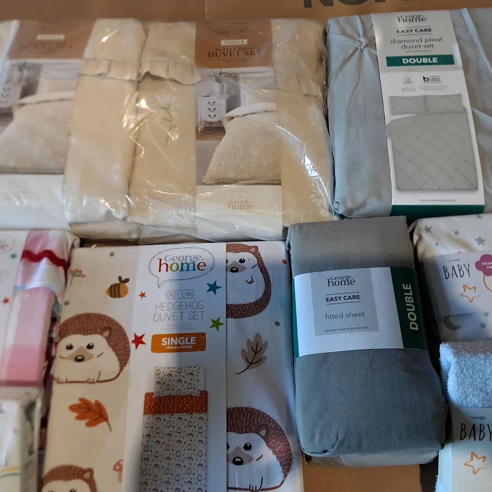 LOT OF ASSORTED HOME FABRIC ITEMS TO INCLUDE BEDDING, THROWS AND SHOWER CURTAINS
