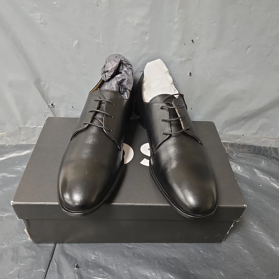 BOXED PAIR OF BOSS COLBY SHOES IN BLACK - SIZE 10.5