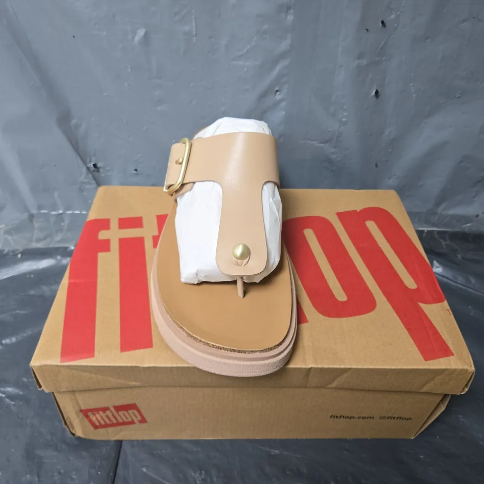 BOXED PAIR OF FITFLOP GEN-FF BUCKLE LEATHER TOE-POST SANDALS IN CLASSIC BEIGE - UK 7