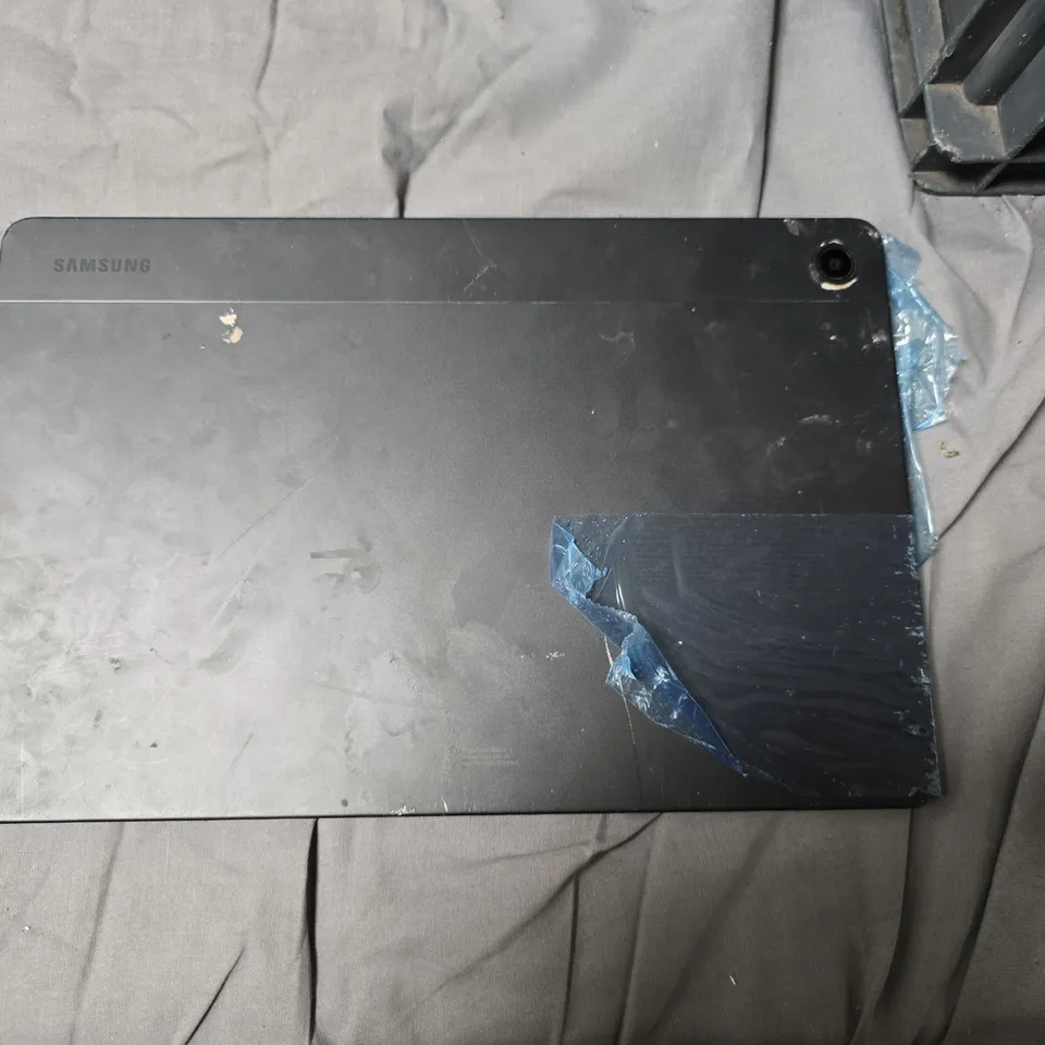 SAMSUNG GALAXY TABLET – BLACK, CRACKED SCREEN (DAMAGED)