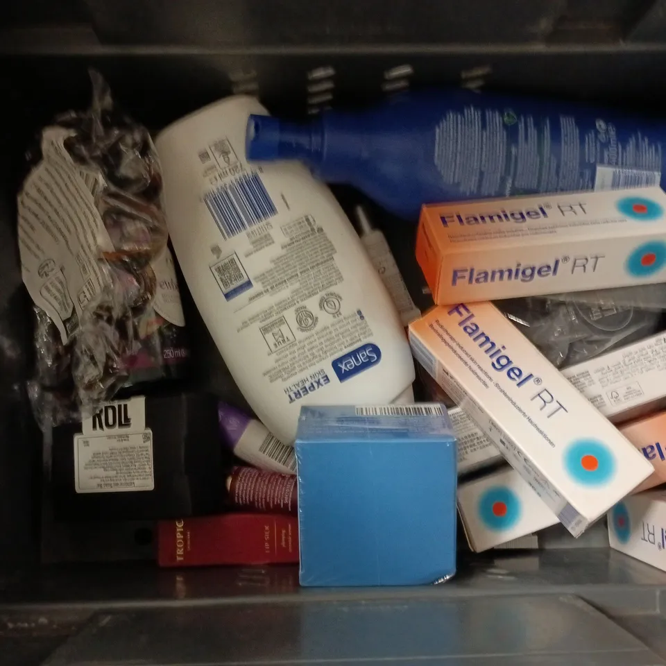 APPROXIMATEY 20 ASSORTED HEALTH AND BEAUTY PRODUCTS TO INCLUDE - SANEX EXPERT SHOWER CREAM - O'KEFFE'S WORKING HANDS HAND CREAM AND FLAMIGEL RT GEL