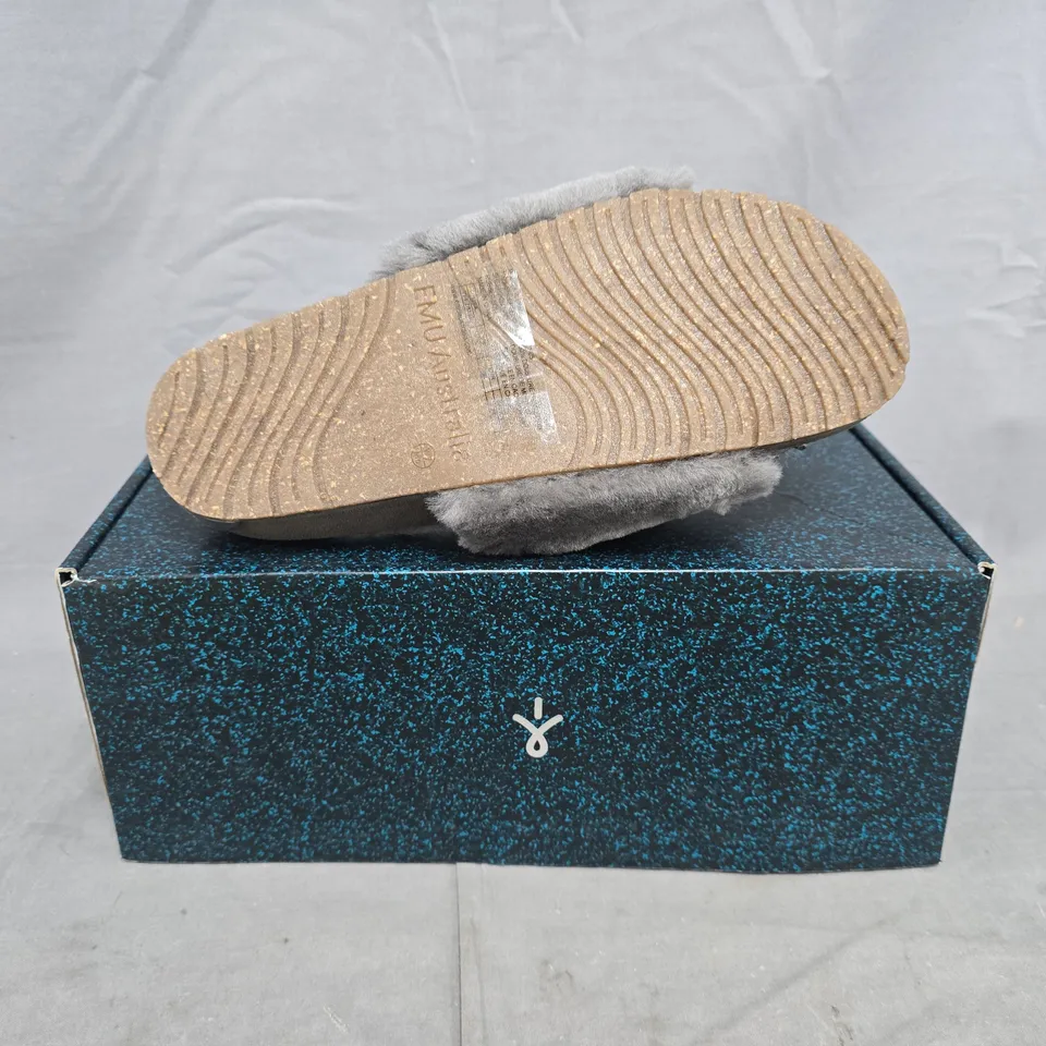 BOXED PAIR OF EMU AUSTRALIA MUSICA SLIPPER SANDALS IN GREY SIZE UK 5