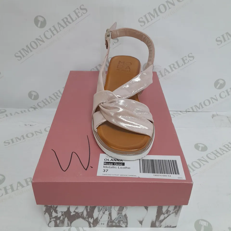 PAIR OF MODA IN PELLE OLANNA SANDALS IN ROSE GOLD METALLIC SIZE 4
