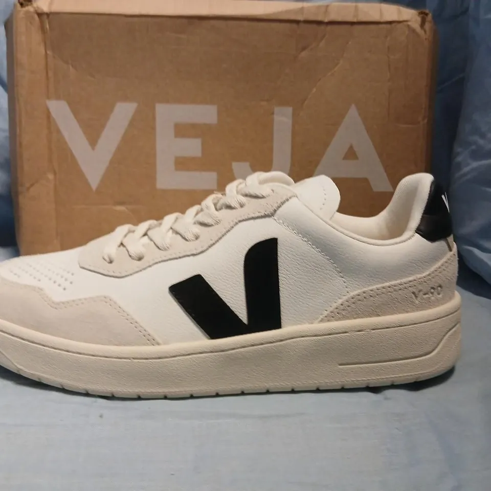 VEJA WHITE LEATHER TRAINERS – MEN'S SIZE 8.5