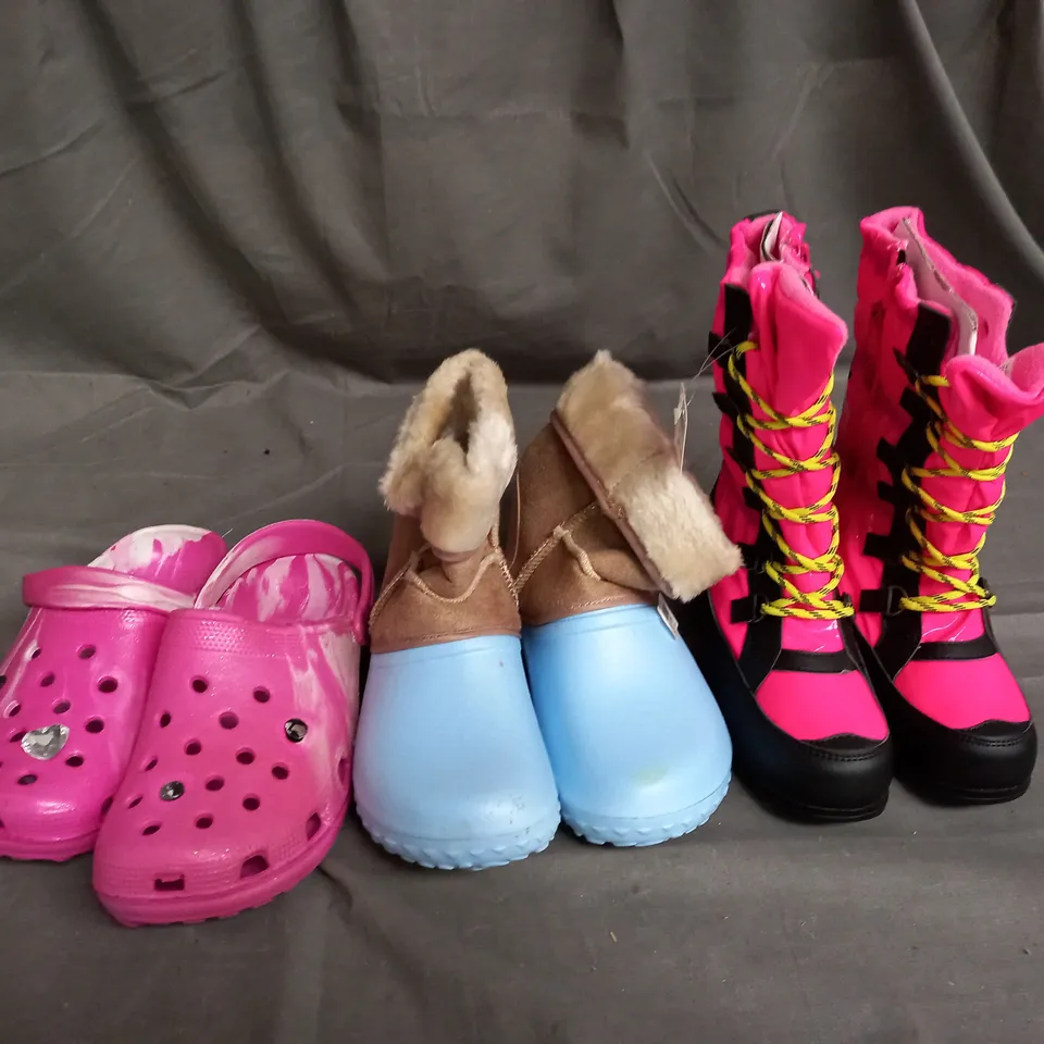 APPROXIMATELY 10 PAIRS OF ASSORTED KIDS SHOES IN VARIOUS STYLES AND SIZES 