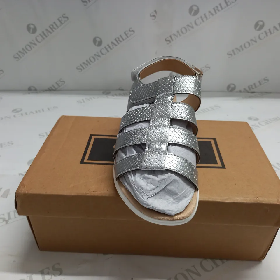 BOXED PAIR OF CUSHION WALK ONE TOUCH CLOSE SANDALS IN SILVER - SIZE 6 