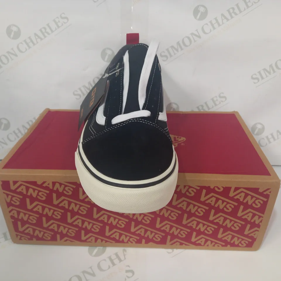 BOXED PAIR OF VANS OLD SKOOL MTE SHOES IN BLACK/WHITE UK SIZE 10.5