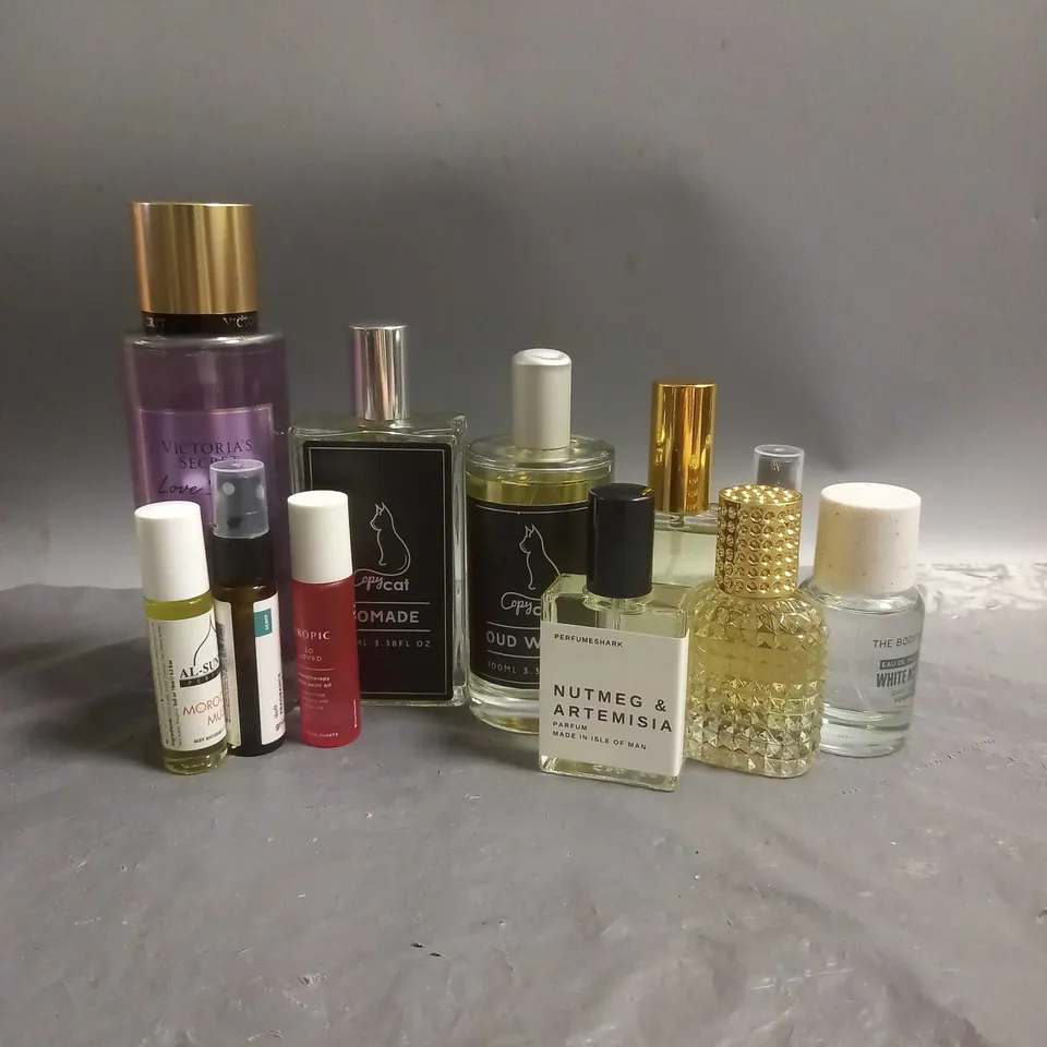 BOX OF APPROX 10 ASSORTED FRAGRANCES TO INCLUDE - VICTORIAS SECRET - TROPIC PULSE POINT OIL - GRUUM DOFT FRAGRANCE - ETC