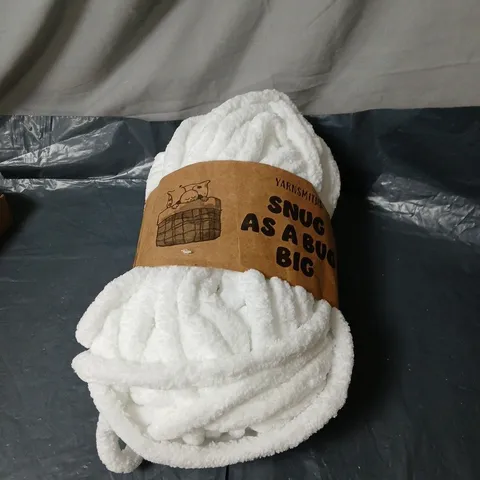 BOX OF APPROXIMATELY 20 ASSORTED HOUSEHOLD ITEMS INCLUDING SNUG AS BUG BIG WOOL , WALL CLOCK  AND CLOTHES LINE 