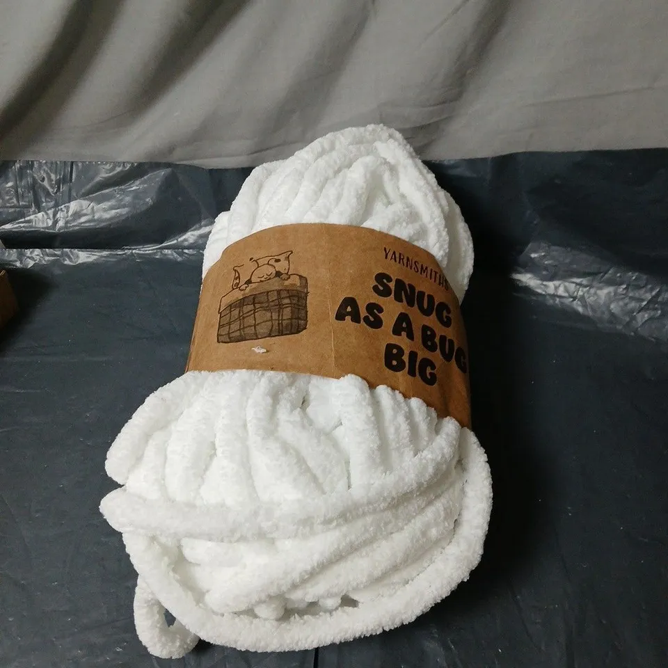 BOX OF APPROXIMATELY 20 ASSORTED HOUSEHOLD ITEMS INCLUDING SNUG AS BUG BIG WOOL , WALL CLOCK  AND CLOTHES LINE 