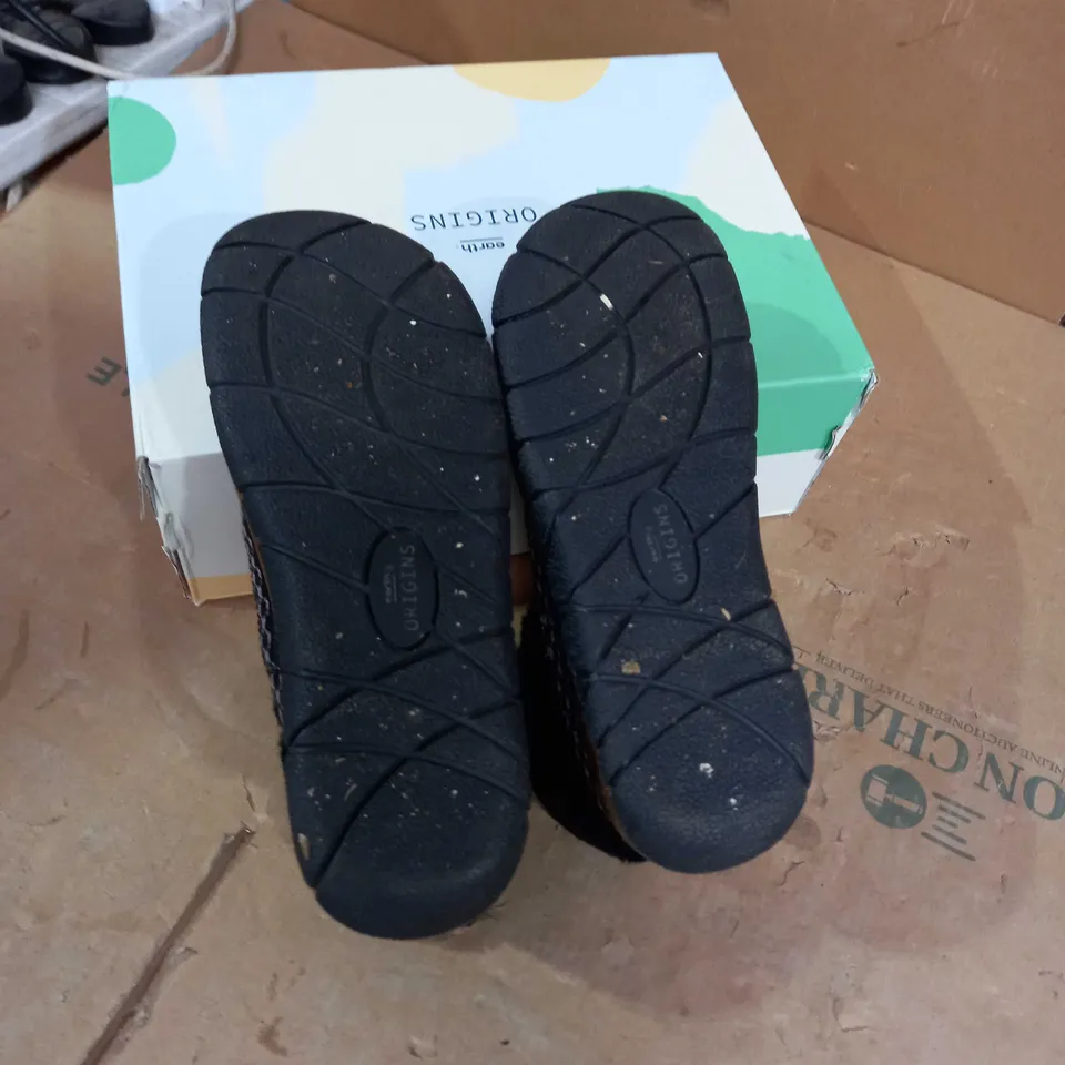 EARTH ORIGINS STYLE BOOT SIZE 4 WOMENS 