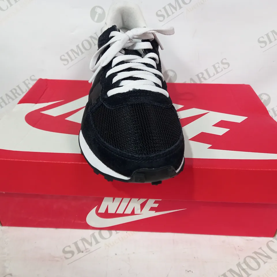 BOXED PAIR OF NIKE TRAINERS IN BLACK UK SIZE 7.5