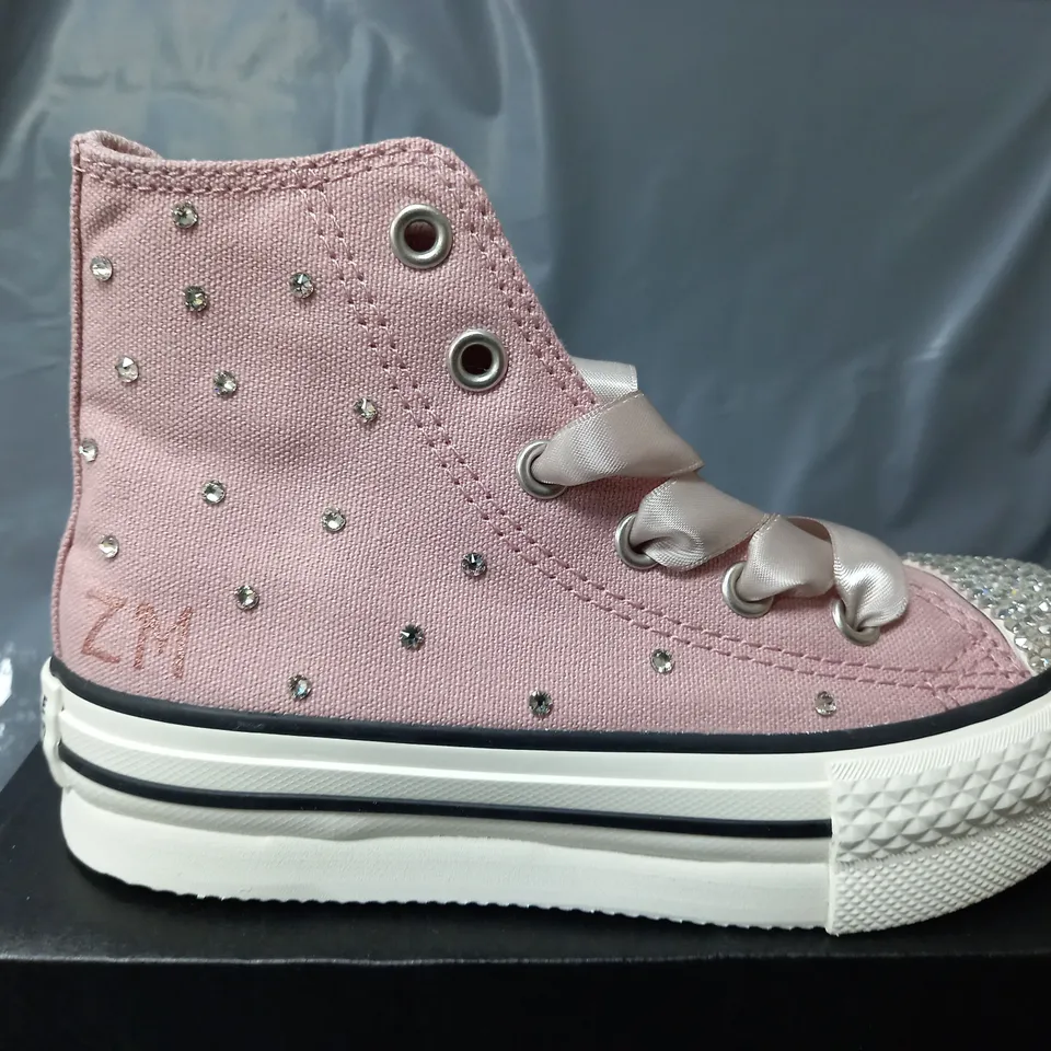 BOXED PAIR OF CONVERSE ALL STARS BRIDESMAID TRAINERS IN PINK - YOUTH UK 12