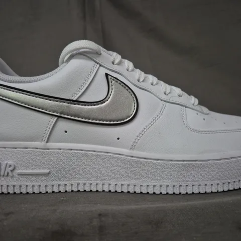 BOXED PAIR OF NIKE WOMEN'S AIR FORCE 1 '07 ESS SHOES IN WHITE/METALLIC SILVER UK SIZE 8.5