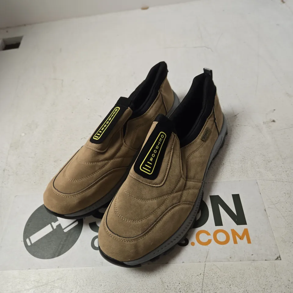 BOX OF APPROXIMATELY 15 ASSORTED SHOES TO INCLUDE: UK 11.5 OUTDOOR SHOES